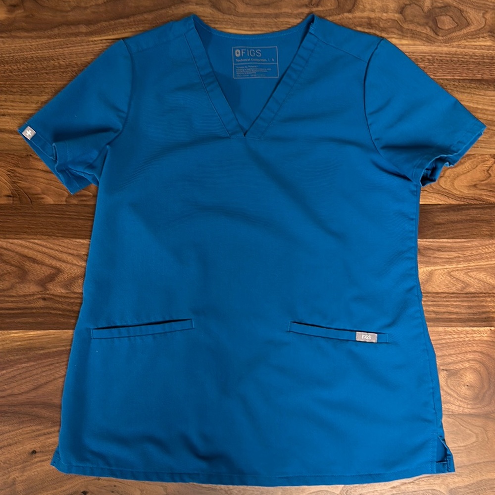 Figs Technical Collection three-pocket scrub top Small